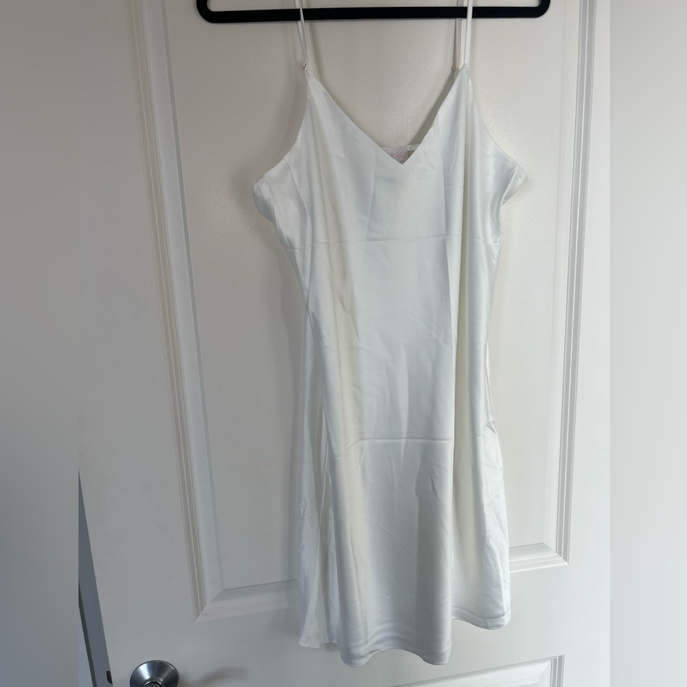 Elegant White Sleeveless Dress